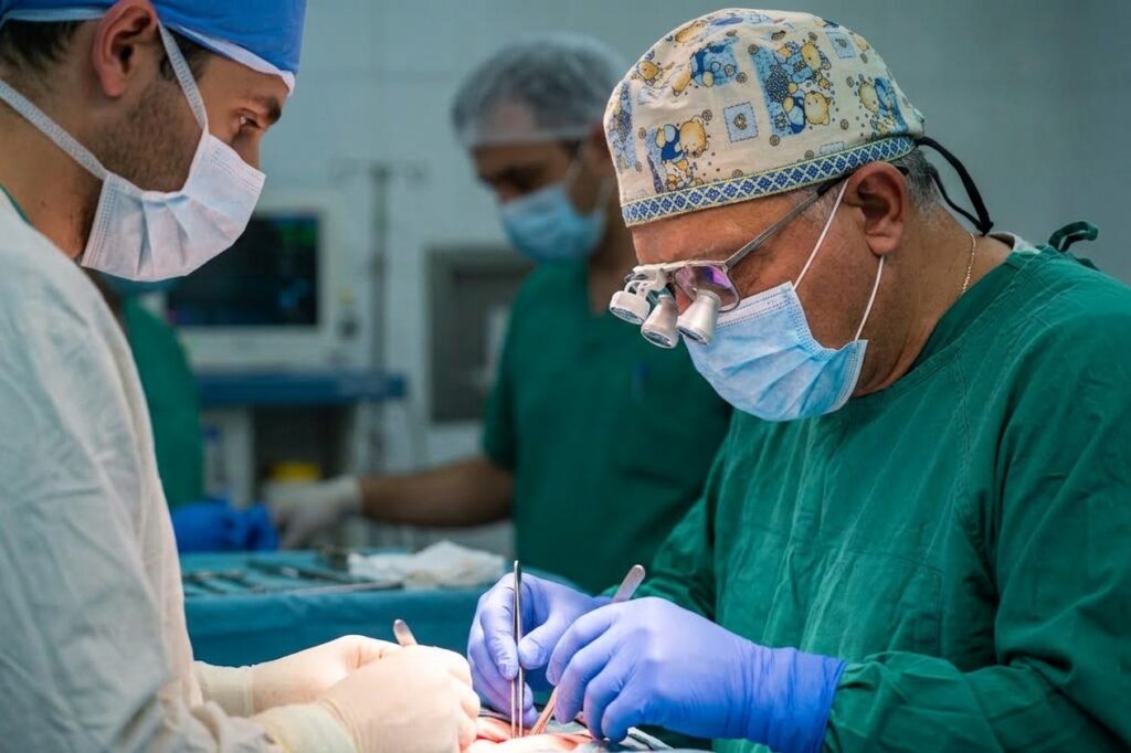 Χειρουργική ομάδα κατά τη διάρκεια επέμβασης